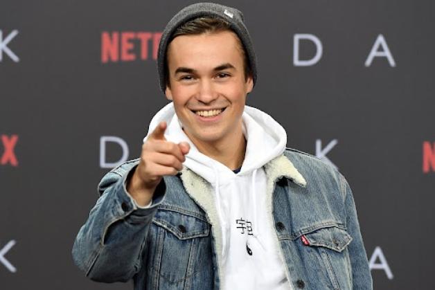 Der Schauspieler Louis Held ist vielen jungen Frauen aus der „Bibi&Tina“-Reihe bekannt. Bei der Europapremiere der Netflix-Serie „Dark“ in Berlin war er 2017 dabei.