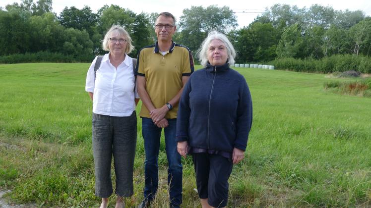 Ulrike Liese, Volker Langkabel und Iris Mallonn (v. li.) von der Initiative „Pro Reinfeld“ setzen sich für den Natur- und Uferschutz auf dem Gelände ein.