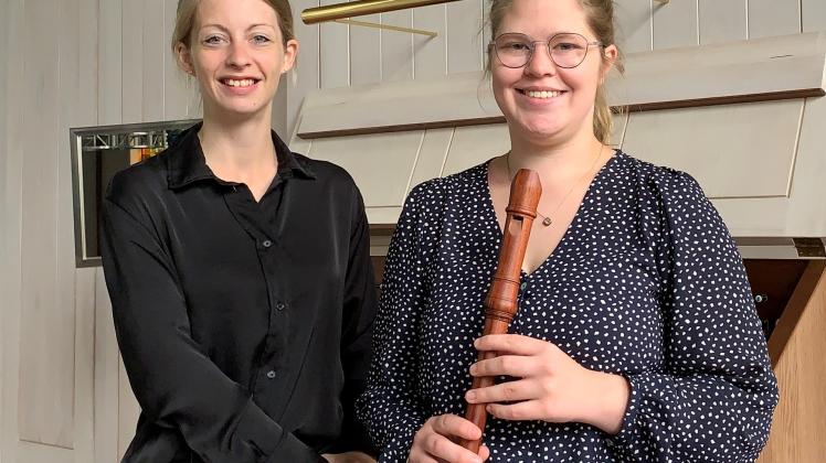 Johanna Tierling (links) begeistert an der Orgel, unterstützt wird sie dabei von Sylvia Beyer an der Altflöte. 