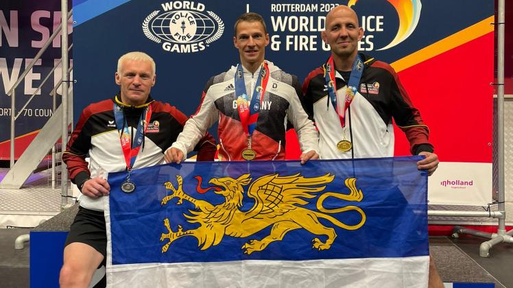 Medaillendekorierte Rostocker Feuerwehrleute bei den World Police & Fire Games  2022  in Rotterdam, von links: Dirk Stastny, Philipp Ziemer, Martin Buhz 