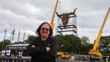 WOA-Mitbegründer Thomas Jensen vor dem Symbol des Metal-Festivals.