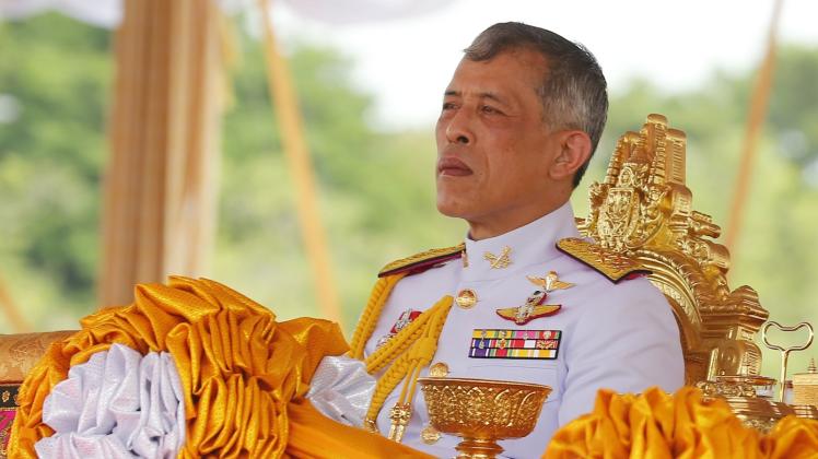 ARCHIV - Thailands König Maha Vajiralongkorn nimmt an der Zeremonie anlässlich des Beginns der Anbausaison für Reis teil (2019). Nun wird er 70. Foto: Chaiwat Subprasom/SOPA Images via ZUMA Wire/dpa