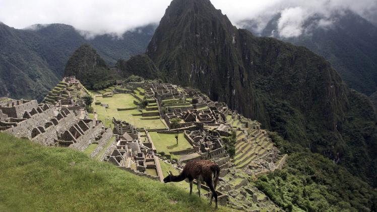 ARCHIV - Wütende Touristen wollen sich Zugang zur Inka-Ruinenstadt Machu Picchu verschaffen. Foto: Paco Chuquiure/EFE/dpa