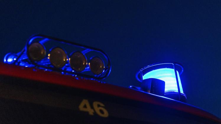 ARCHIV - Das Blaulicht leuchtet auf dem Dach eines Feuerwehrfahrzeugs. Foto: Philipp von Ditfurth/dpa/Symbolbild