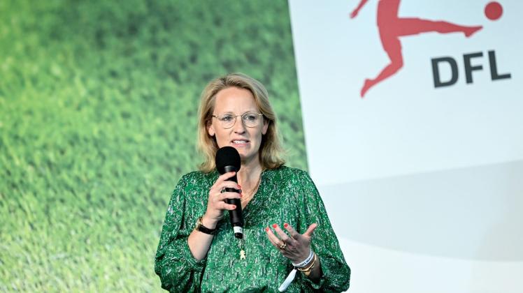 Die Geschäftsführerin der Deutschen Fußball Liga, Donata Hopfen, spricht beim Nachhaltigkeitsforum der DFL. Foto: Britta Pedersen/dpa
