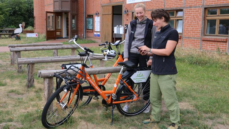Elisa Igersheim (rechts) und Katharina Bruck (links) vom Biosphärenreservat tes-
ten die neuen Donkey Bikes in Rühstädt.