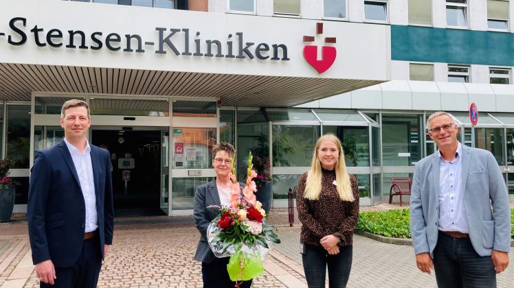 Ute Sommer (Zweite von links) ist neue Einrichtungsleiterin im Niels Stensen Pflegezentrum in Ankum. Begrüßt wird sie von Geschäftsführer Christian Nacke (links) sowie Pflegedienstleiter Axel Spieker und Pflegedienstleiterin Laura Schröder.