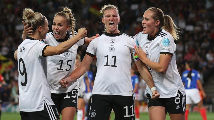 TOPSHOT - Germany&apos;s striker Alexandra Popp celebrates scoring her team&apos;s second goal during the UEFA Women&apos;s Euro 2022 semi-final football match between Germany and France at the Stadium MK, in Milton Keynes, on July 27, 2022. (Photo by ADRIAN DENNIS / AFP) / No use as moving pictures or quasi-video streaming.
Photos must therefore be posted with an interval of at least 20 seconds.