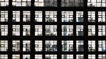 ARCHIV - Licht brennt in den Räumen eines Bürogebäudes. Laut einer Studie geht jeder zweite Beschäftigte in Deutschland geht manchmal, häufig oder sehr häufig krank zur Arbeit. Foto: Andreas Arnold/dpa/Symbolbild