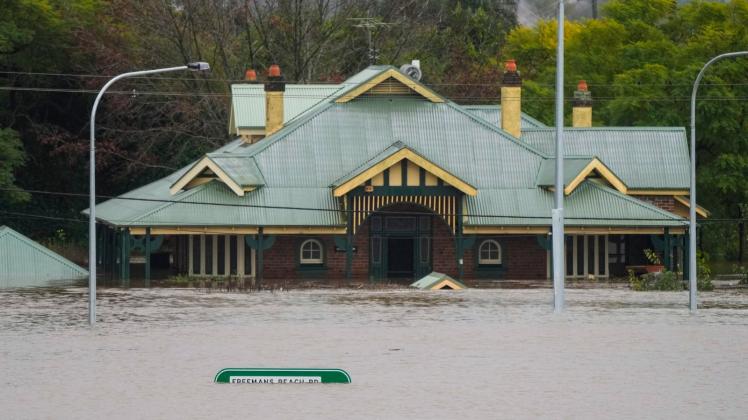 ARCHIV - Ein Gebäude in Australien steht nach starken Regenfällen unter Wasser. Foto: Mark Baker/AP/dpa