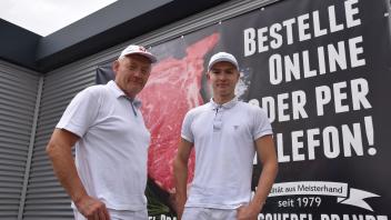 Bei Anruf oder Klick Fleisch: Die Fleischermeister Jann-Fokko Brandt (links) und Eike Brandt setzen nur noch auf Bestellungen. 