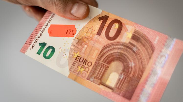 Zehn Euro, die nur noch 9,20 Euro wert sind: Die Inflation betrifft auch im Emsland vor allem Geringverdiener.