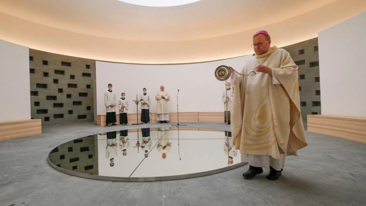 Bischof Franz-Josef weiht den Anbau des Kolumbariums in der Hl. Famile ein. Einweihungsakt des Kolumbariumneubaus