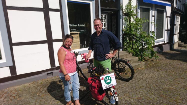 Benefiz-Radlerin Franzie Parschau stoppt in Bad Essen für menschenwürdige Pflege