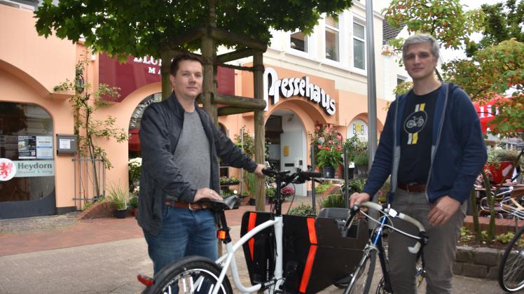 Jonas Proeger (links) und Steffen Matthes sind täglich mit dem Rad unterwegs. Mit weiteren Torneschern wollen sie  das Thema Mobilität vor Ort neu denken und für Radfahrer Verbesserungen erreichen. 