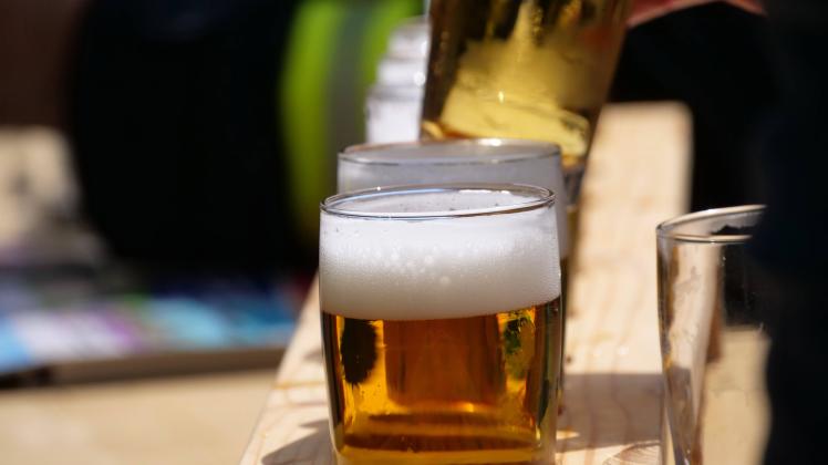 Bierglas als Symbol für Alkohol Sucht und Bierpreis Foto zu Thema Bier und Bierpreis *** Beer glass as a symbol of alcoh