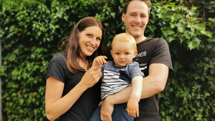 Michael Lakemeier zusammen mit seiner Frau Sandra und Sohn Luis: Trotz Hochzeitsstress ist der Nordhorner im Mai zu einer Klinik nach Bremen gefahren, um Lymphozyten zu spenden.