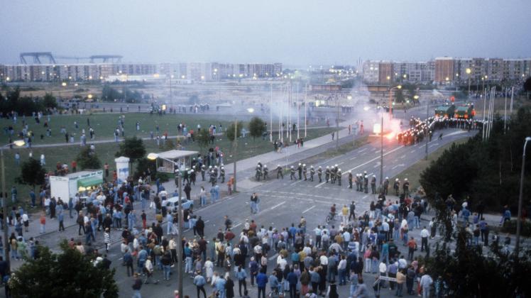 Reportage Ausschreitungen Rostock Lichtenhagen 1992, Polizei rückt an und sperrt das Gebiet großräumig ab