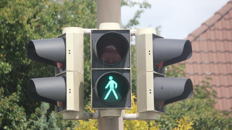 Die Fußgänger-Ampel an der B5 in der Gemeinde Enge-Sande steht am 28. Juli 2022 auf grün.