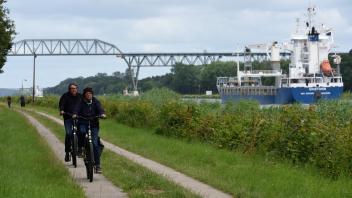 Fahrradtour Wilster - NOK
Radfahrer auf Kanalseitenweg
Burg, NOK, 16.7.2022