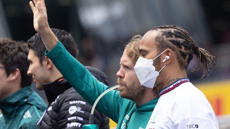 Langjährige Konkurrenten: Sebastian Vettel (l) und Lewis Hamilton. Foto: Expa/Johann Groder/APA/dpa/Archivbild