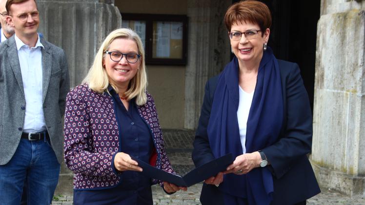 Hat 4,2 Millionen Euro im Gepäck: Niedersachsens Regionalministerin Birgit Honé (SPD) übergibt den Aufnahmebescheid für das Förderprogramm „Resiliente Innenstädte“ an Delmenhorsts Oberbürgermeisterin Petra Gerlach.