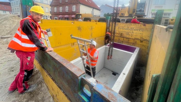 Seit Donnerstag ruht der der 24,5 Tonnen schwere Betonschacht in drei Meter Tiefe auf dem Hagenower Lindenplatz. 
