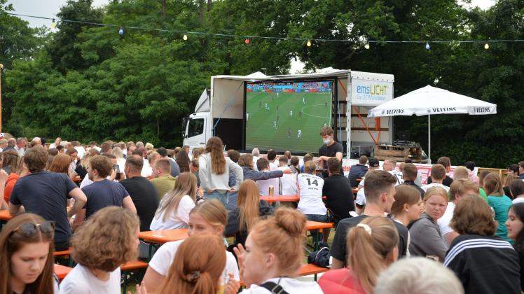 Gut besucht war das Public-Viewing der Herren-Fußball-EM im Emsauenpark Lingen.