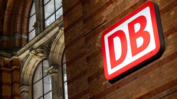 ARCHIV - Das Logo der Deutschen Bahn (DB) vor dem Bremer Hauptbahnhof. Foto: Hauke-Christian Dittrich/dpa