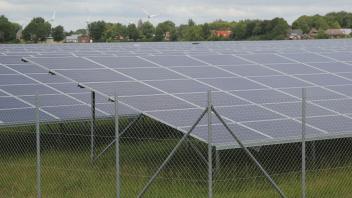 Blick auf die Freiflächen-Photovoltaikanlage in Enge-Sande, die zum Zeitpunkt der Aufnahme am 28.Juli 2022 noch im Bau ist.