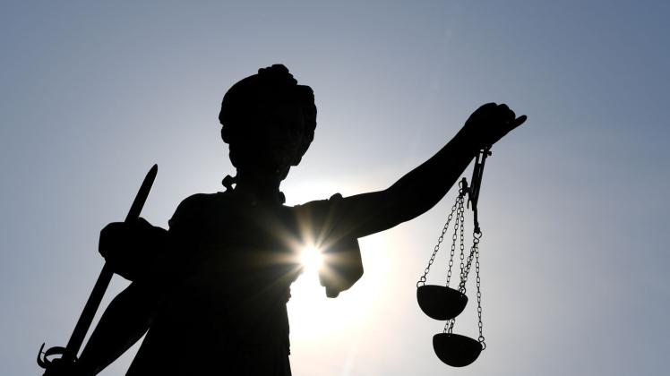 ARCHIV - Die Statue der Justitia steht für Gerechtigkeit: Das Landgericht Salzburg hat einen Mann für einen Doppelmord zu lebenslanger Haft verurteilt. Foto: Arne Dedert/dpa