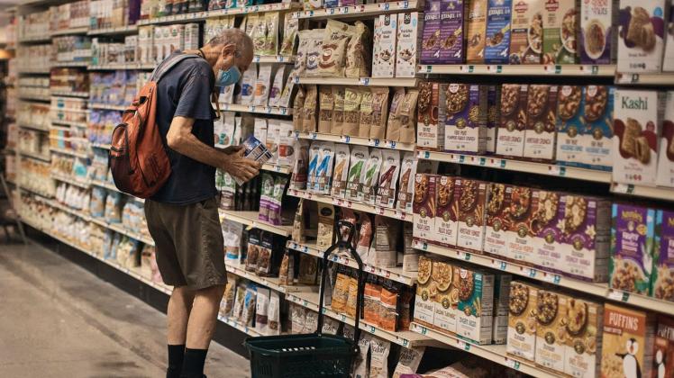 Ein Mann kauft in einem Supermarkt in New York ein. Die US-Wirtschaft ist im Frühling geschrumpft. Foto: Andres Kudacki/AP/dpa