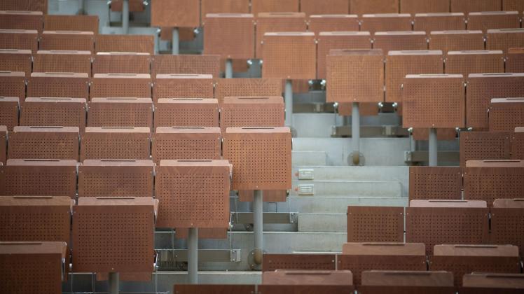 ARCHIV - Ein leerer Hörsaal an einer Universität. Foto: Sebastian Gollnow/dpa/Symbolbild