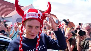 Tour-Sieger Jonas Vingegaard wird in seinem Heimatort gefeiert. Foto: Henning Bagger/Ritzau Scanpix Foto/AP/dpa