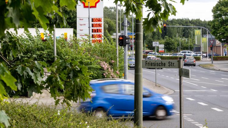 An den Zapfsäulen ist aktuell eine leichte Entlastung zu verzeichnen. In Flensburg lagen die Preise an den Tankstellen am Donnerstag auf dem Niveau des Jahresbeginns. 