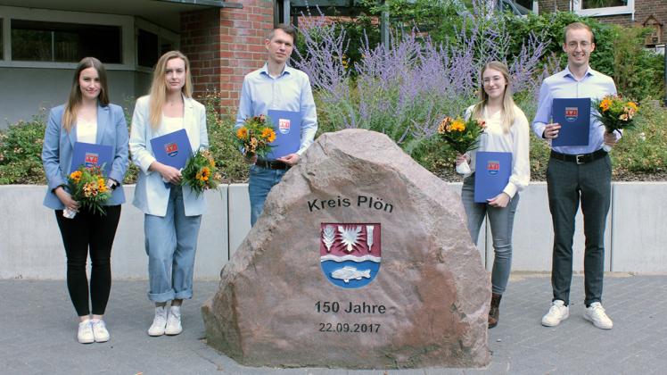 Ihr Studium zum Bachelor of Arts der Allgemeinen Verwaltung beendet haben (von links) Celina Fink, Nina Wroblewski, Sigold Renkosik, Celine Müller und Eike Bastian Boeck.