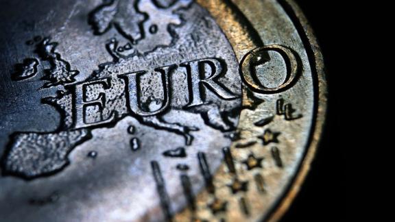 Eine Ein-Euro-Münze liegt auf einem Tisch. Der zuletzt sprunghafte Anstieg der Inflation wird nach Einschätzung von Volkswirten das Vertrauen in die Stabilität des Euro nicht erschüttern. (zu dpa «Volkswirte: Inflationssprung gefährdet Vertrauen in den Euro nicht») +++ dpa-Bildfunk +++ Eine Ein-Euro-Münze liegt auf einem Tisch. Der zuletzt sprunghafte Anstieg der Inflation wird nach Einschätzung von Volkswirten das Vertrauen in die Stabilität des Euro nicht erschüttern. (zu dpa «Volkswirte: Inflationssprung gefährdet Vertrauen in den Euro nicht») +++ dpa-Bildfunk +++