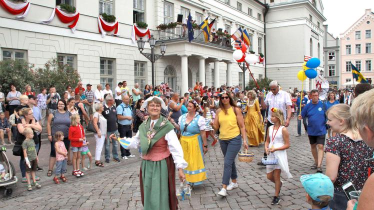 Umzug in historischen Kostümen in der Altstadt zum Schwedenfest