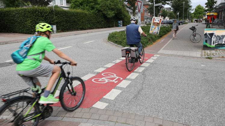 Die vor kurzem angebrachte farbliche Markierung des Radwegs an der Rathausstraße bis zur Kreuzung Am Markt ist einer der wenigen positiven Veränderungen zur Stärkung des für Radverkehrs