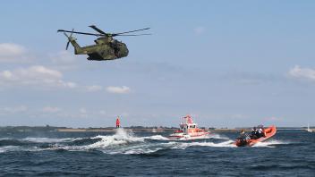 Bereits beim „Tag der Seenotretter“ im Jahre 2019 arbeiteten ein dänischer Rettungshubschrauber und das örtliche Seenotrettungsboot „Werner Kuntze“ bei einem Übungseinsatz erfolgreich zusammen.