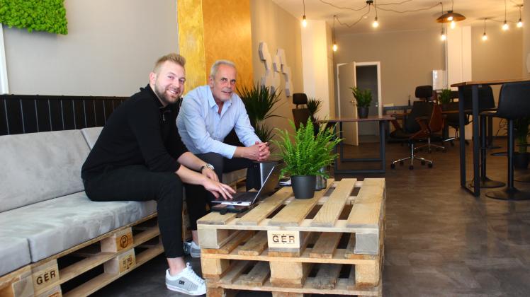 Delmenarium Delmenhorst Coworking Co-Working Hyrst, Projektleiter Connor Hoffmann (li.) und dwfg-Chef Ralf Hots-Thomas