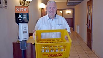 Eine Sorge von Mario Zimmermann ist der Mangel an kleinen Gastroflaschen. Die Cola kauft er nun bei Getränkemärkten in kleinen Chargen, weil der Großhandel nichts mehr hat. 