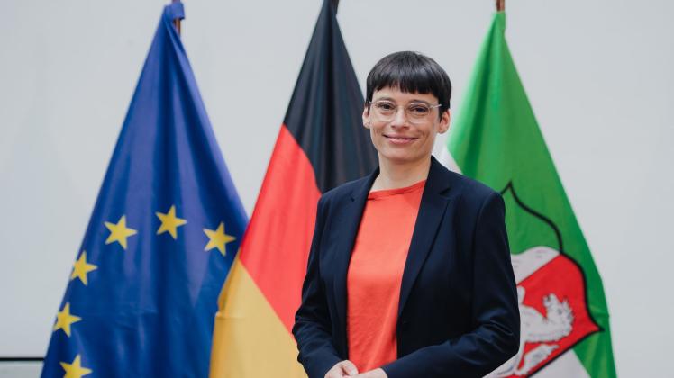 ARCHIV - Josefine Paul (Bündnis 90/Die Grünen), Ministerin für Familie in NRW, lächelt. Foto: Marius Becker/dpa