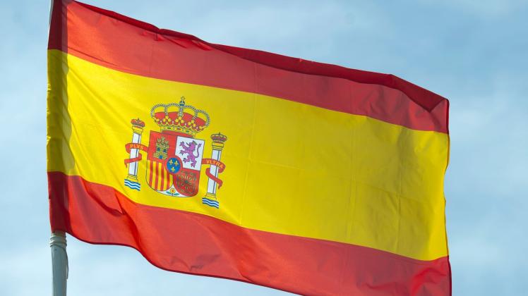 ARCHIV - Die Nationalflagge von Spanien - Das Land verzeichnete im zweiten Quartal das deutlichste Wachstum im Euroraum. Foto: Patrick Pleul/dpa-Zentralbild/dpa