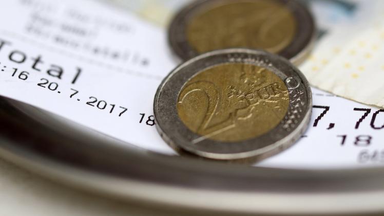 Düsseldorf Deutschland 20 07 2017 Bargeld liegt auf dem Tisch zum bezahlen der Rechnung in einem C
