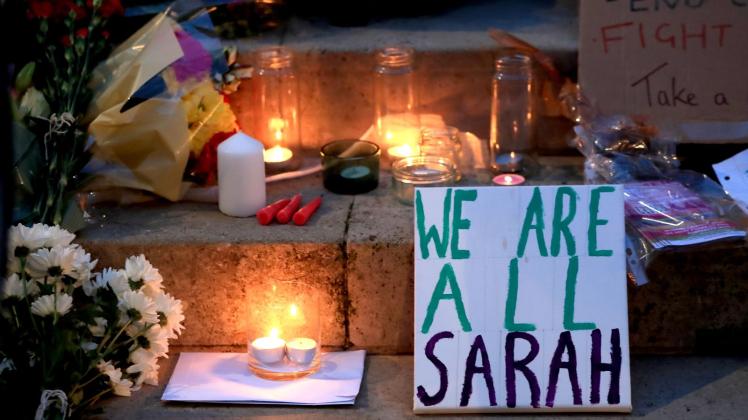 ARCHIV - Kerzen und die Botschaft «We are all Sarah» bei einer Mahnwache für die getötete Sarah Everard an der University of Leeds. Foto: Danny Lawson/PA Wire/dpa