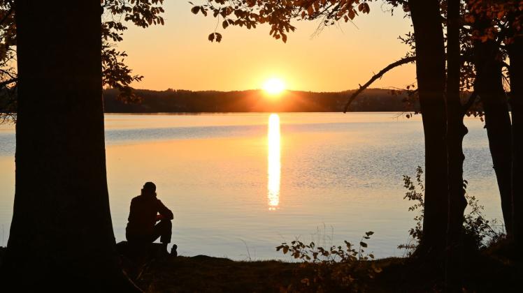 ARCHIV - Ein Mann sitzt am Ufer des Starnberger Sees. Mit den eigenen Gedanken alleine zu sein finden viele Menschen angenehmer als vermutet. Foto: Katrin Requadt/dpa