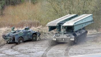 Spähwagen Fennek und Brückenlegepanzer Biber der Bundeswehr. Dienstantrittsbesuch der Bundesministerin der Verteidigung