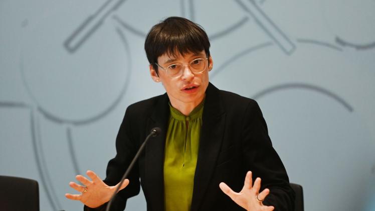 NRW-Familienministerin Josefine Paul (Grüne) spricht. Foto: Malte Krudewig/dpa