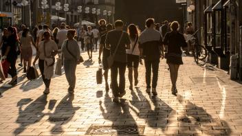 Münchner beim Shopping in der Innenstadt, Fussgängerzone am Donnerstagabend um 19:30h, München, 21.07.2022 Deutschland,